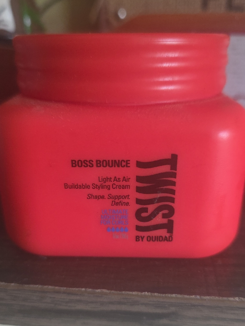 OUAI Twist Boss Bounce Light Styling Cream - Red